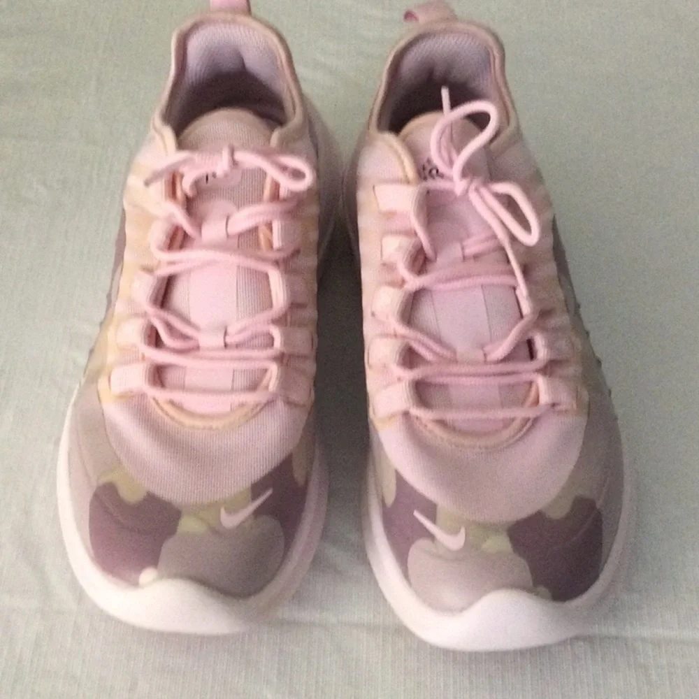 Nike Women's Pink Camouflage Sneakers. Size 7 NWOT